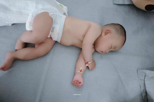 佛山两个月宝宝肚子胀气